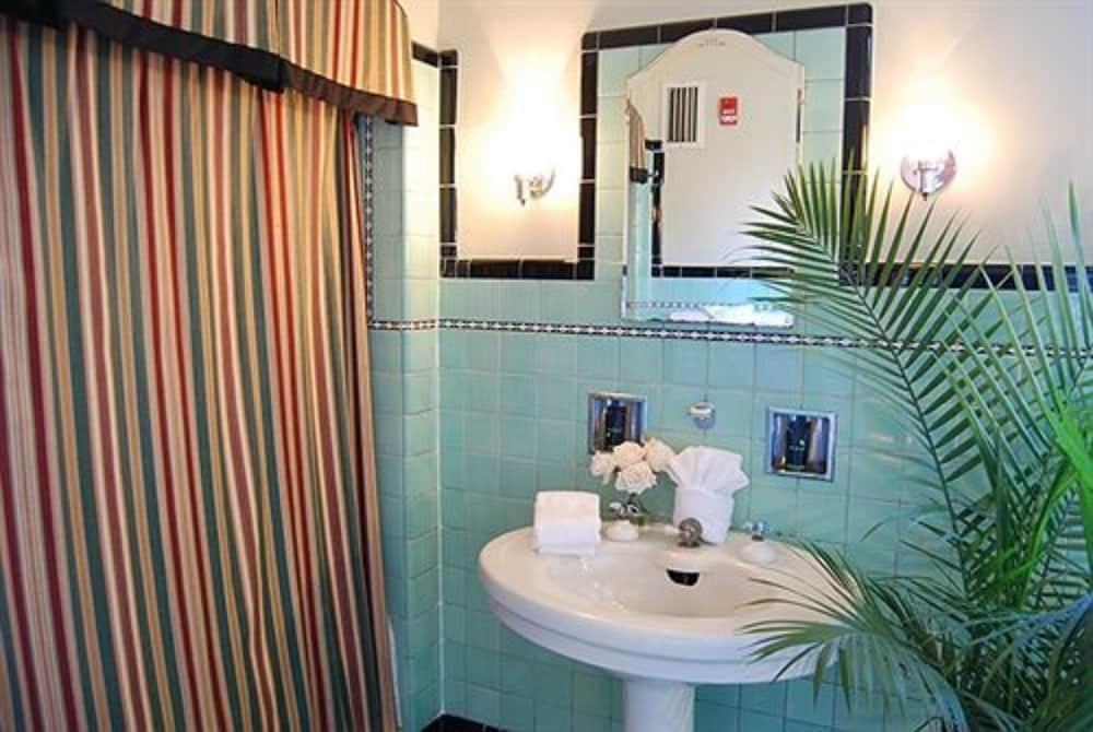 Rothschild Pound House Inn Columbus Extérieur photo
