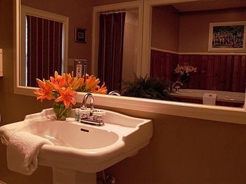 Rothschild Pound House Inn Columbus Extérieur photo
