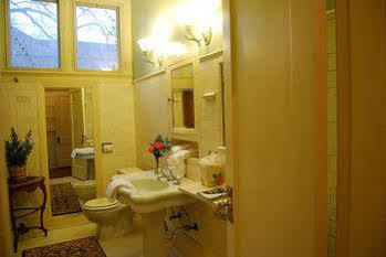 Rothschild Pound House Inn Columbus Extérieur photo