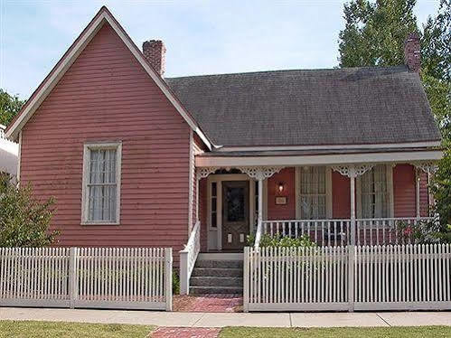 Rothschild Pound House Inn Columbus Extérieur photo